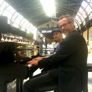 Pianist spiller på piano i Østbanehallen